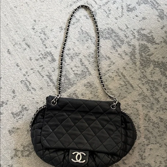 CHANEL Black Quilted Shoulder Bag with CC Logo and Chain Strap - Picture 2 of 3